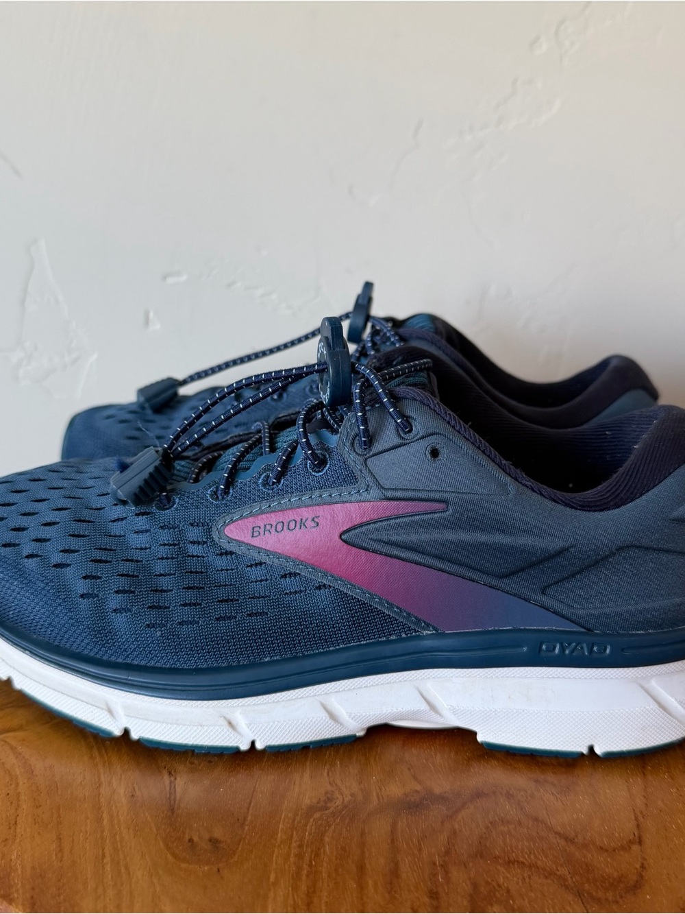 Brooks Dyad 11 Womens sz 7 Wide 1D Running Shoes Blue Pink 120311D490 Athletic